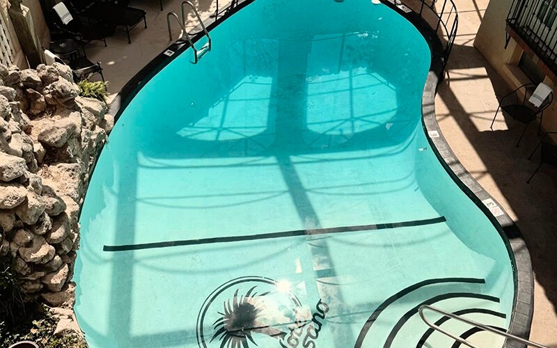 The courtyard pool at Hotel Paisano